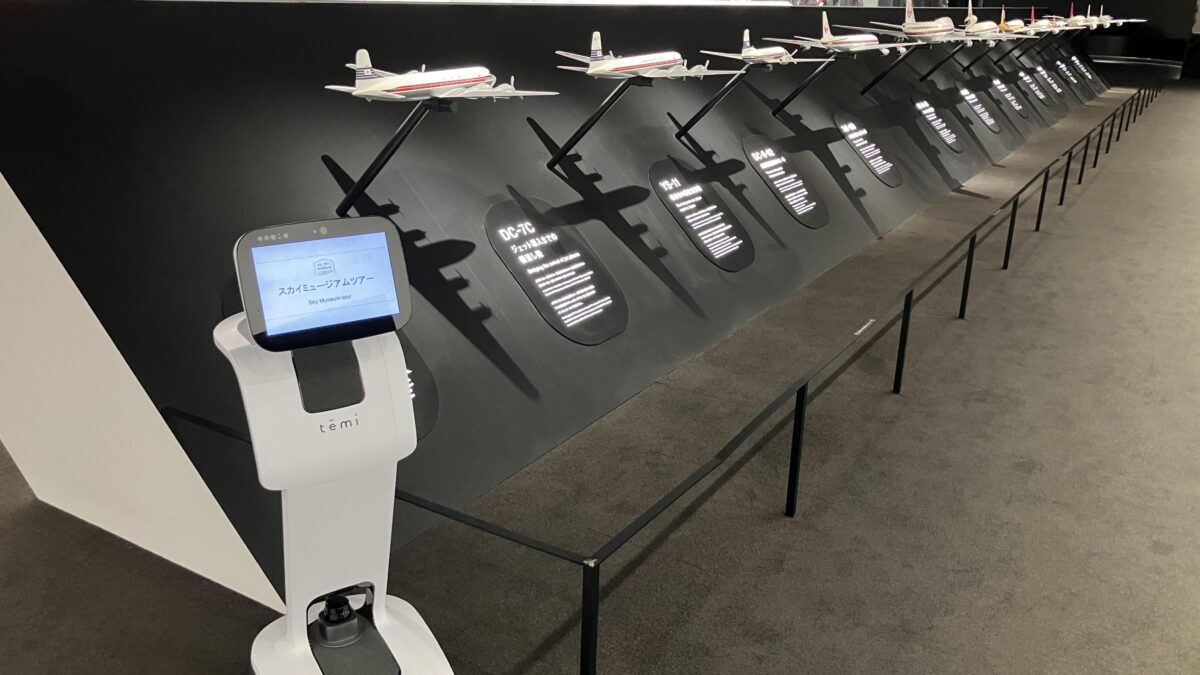 JALスカイミュージアムにてAIアシスタントロボット「temi」の多言語案内実証実験を実施