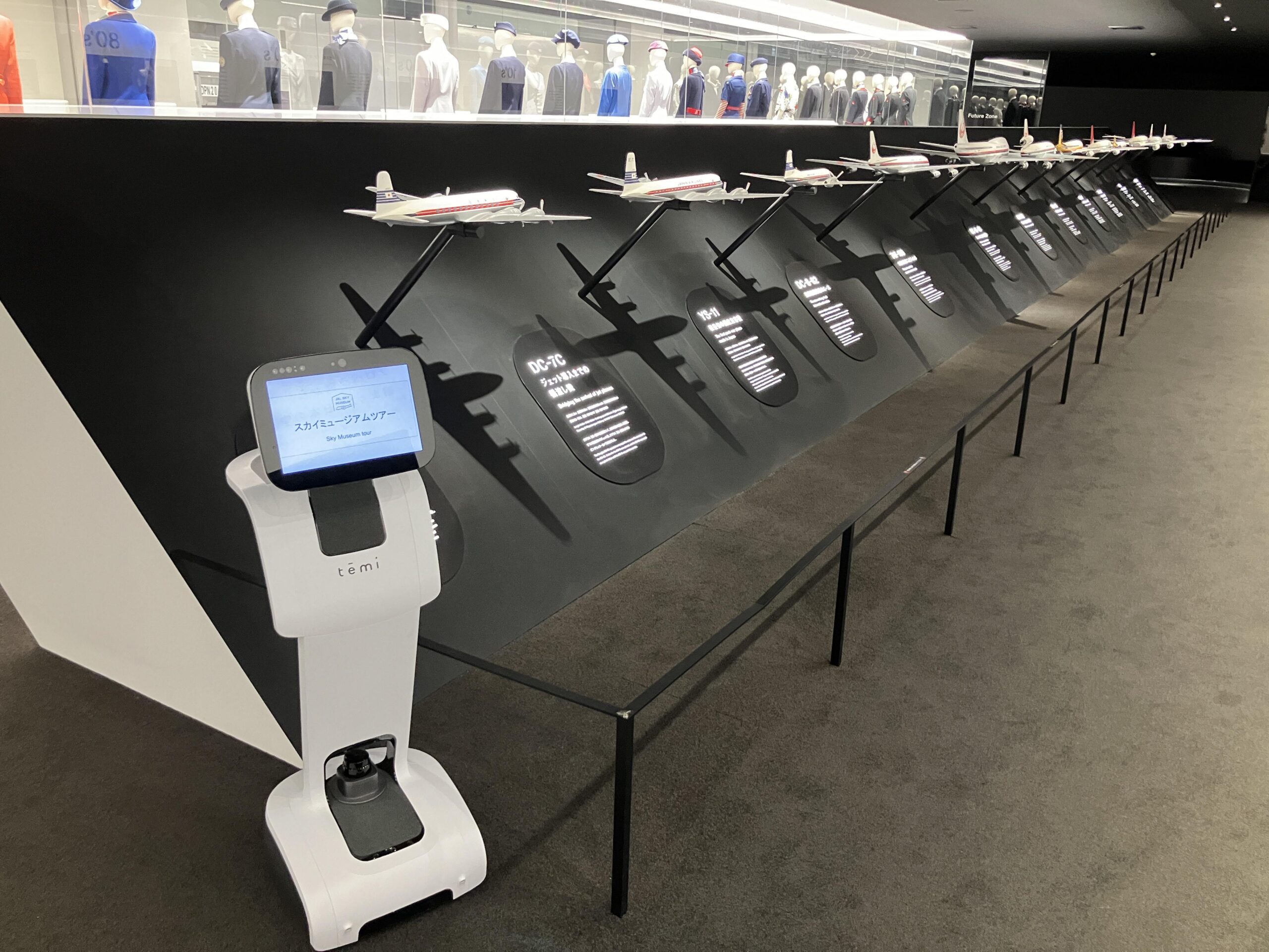 JALスカイミュージアムにてAIアシスタントロボット「temi」の多言語