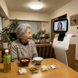 会社に6年いたロボットを、母の見守りに使うとは思わなかった。